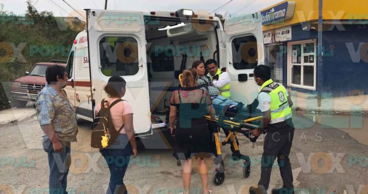Joven ignora alto y derriba a motociclistas en Ciudad Victoria, Tamaulipas