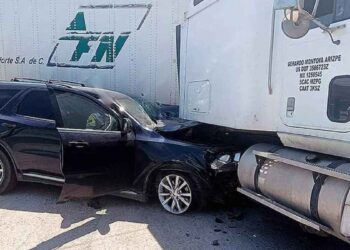 Joven resulta herido tras chocar contra tráiler en la Carretera Aeropuerto de Nuevo Laredo, Tamaulipas