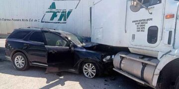 Joven resulta herido tras chocar contra tráiler en la Carretera Aeropuerto de Nuevo Laredo, Tamaulipas