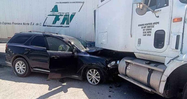 Joven resulta herido tras chocar contra tráiler en la Carretera Aeropuerto de Nuevo Laredo, Tamaulipas