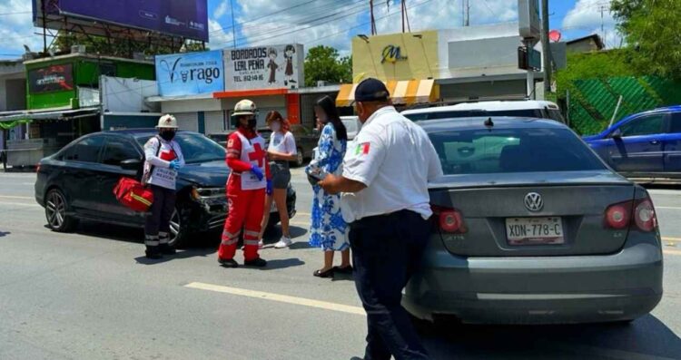 joven Matamoros cruzarse sin precaución