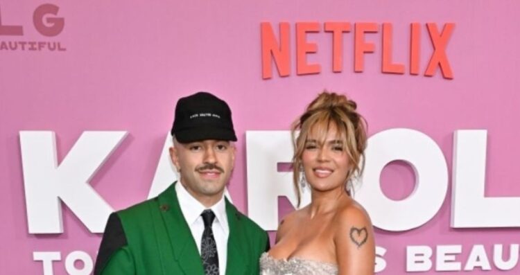 Karol G demuestra su amor con Feid en la premier de Nueva York