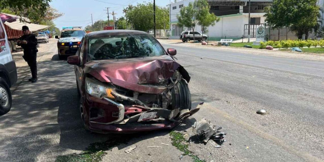 Llantas golpean auto Mante Victoria