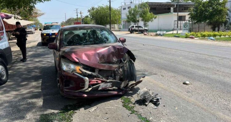 Llantas golpean auto Mante Victoria