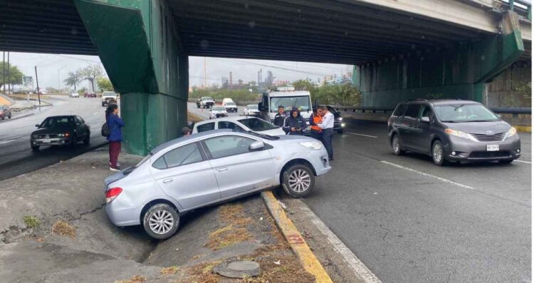 Lluvia provoca accidente vial en Guadalupe, NL