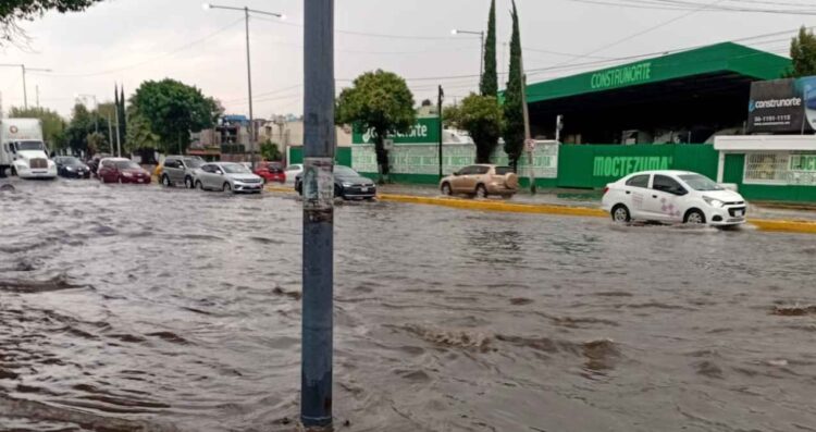 Lluvias intensas causan inundaciones y caos vial en municipios del Estado de México
