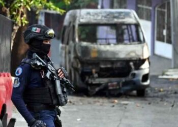 Localizan 5 cuerpos desmembrados dentro de un taxi e incendian un transporte público en Acapulco
