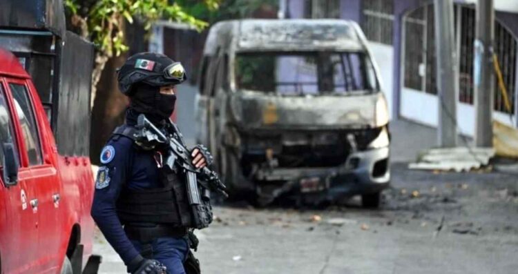 Localizan 5 cuerpos desmembrados dentro de un taxi e incendian un transporte público en Acapulco