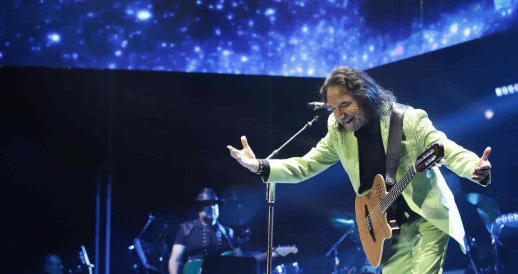 Marco Antonio Solís emociona a miles en Guadalajara con sus clásicos de siempre