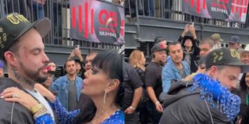 Maribel Guardia bendice a Emiliano Aguilar antes de su presentación en Los Ángeles