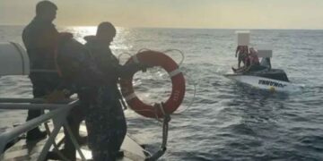 Marina rescata a cuatro tripulantes en Huatulco, Oaxaca, tras accidente en altamar