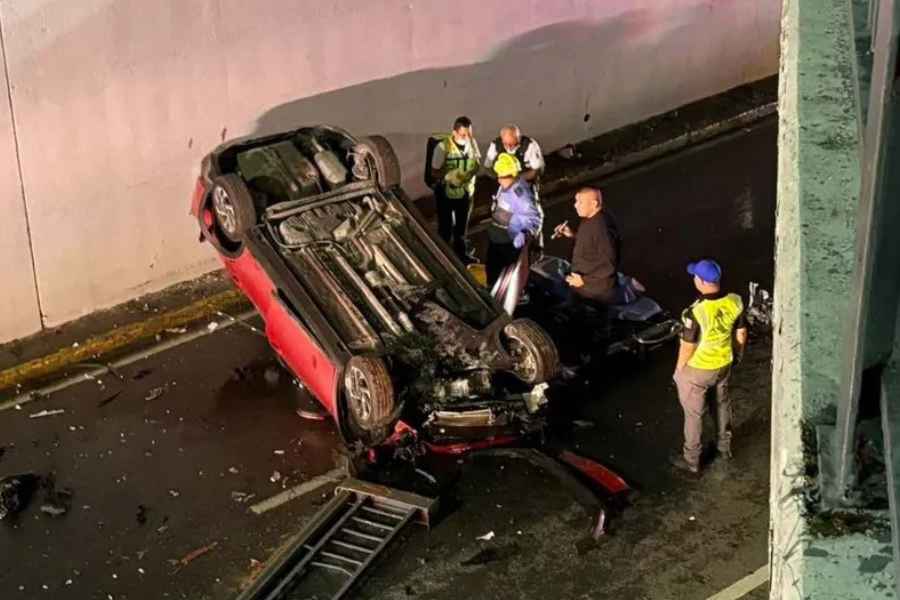 Masculino resulta lesionado tras caer con su vehículo de un puente en la Colonia Mitras Sur de Monterrey, NL