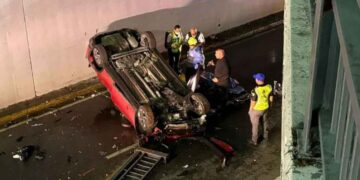 Masculino resulta lesionado tras caer con su vehículo de un puente en la Colonia Mitras Sur de Monterrey, NL