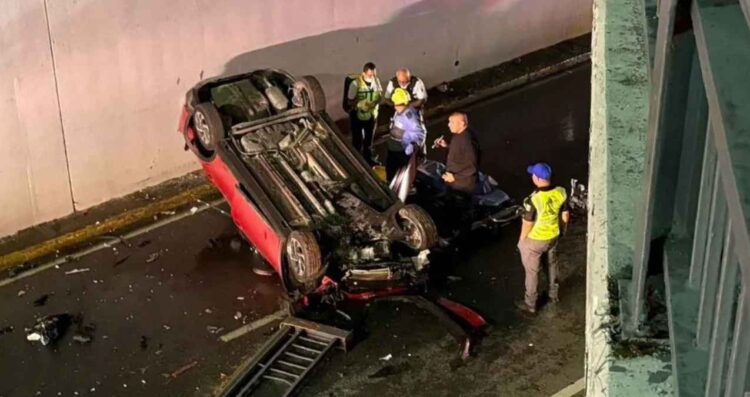Masculino resulta lesionado tras caer con su vehículo de un puente en la Colonia Mitras Sur de Monterrey, NL