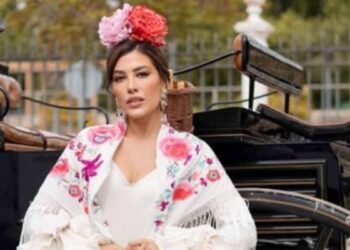 Michelle Salas deslumbra en la Feria de Sevilla con su look flamenco
