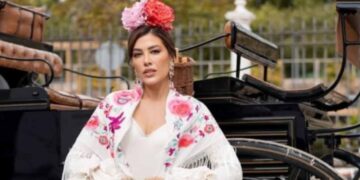 Michelle Salas deslumbra en la Feria de Sevilla con su look flamenco