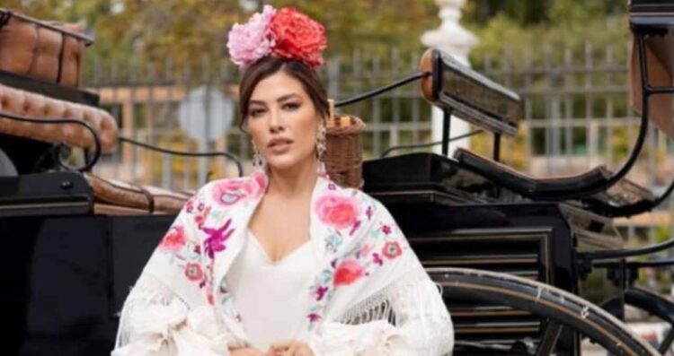 Michelle Salas deslumbra en la Feria de Sevilla con su look flamenco