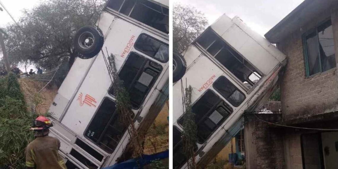 Microbús cae casa Atizapán