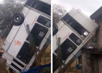 Microbús cae casa Atizapán