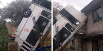 Microbús cae casa Atizapán