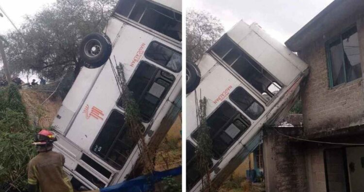 Microbús cae casa Atizapán