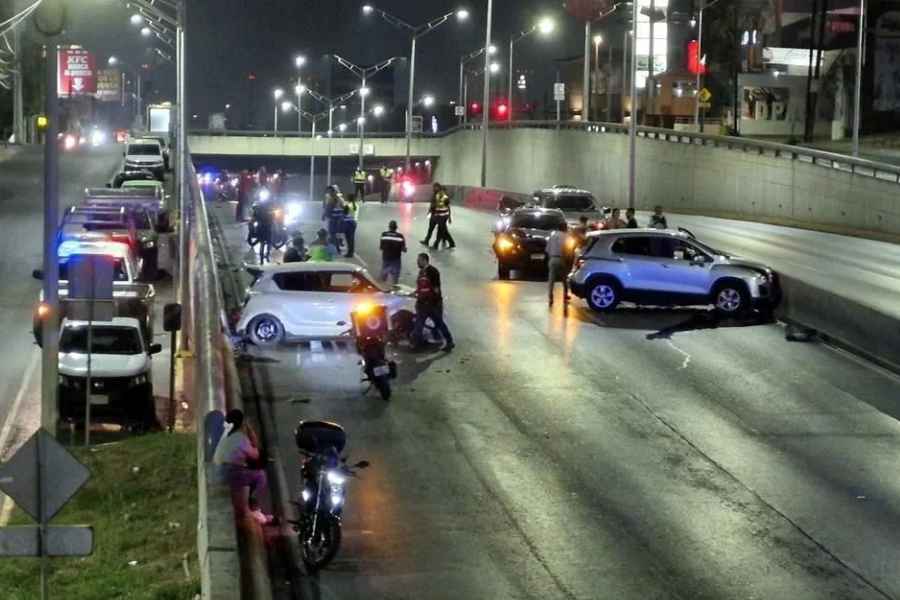 Monterrey: Carambola en la Avenida Paseo de los Leones provoca caos vehicular