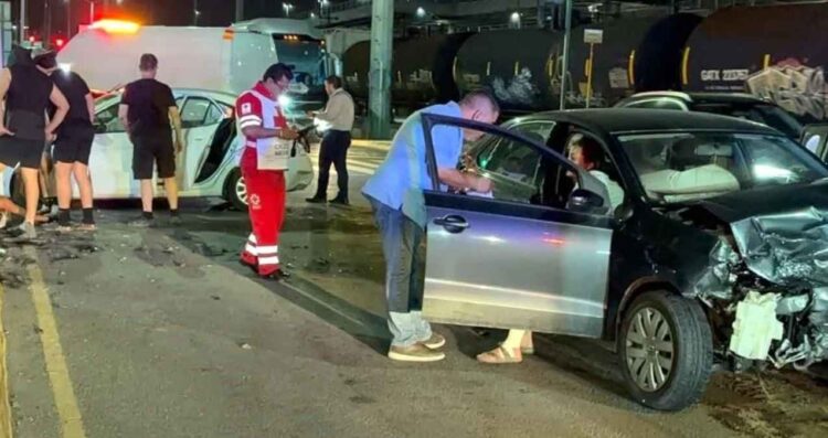 Monterrey: Conductora provoca choque en el cruce de la avenida Gonzalitos tras ignorar el semáforo en rojo