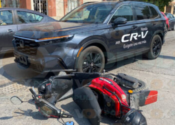 Motociclista choca contra camioneta al ignorar semáforo en Ciudad Victoria