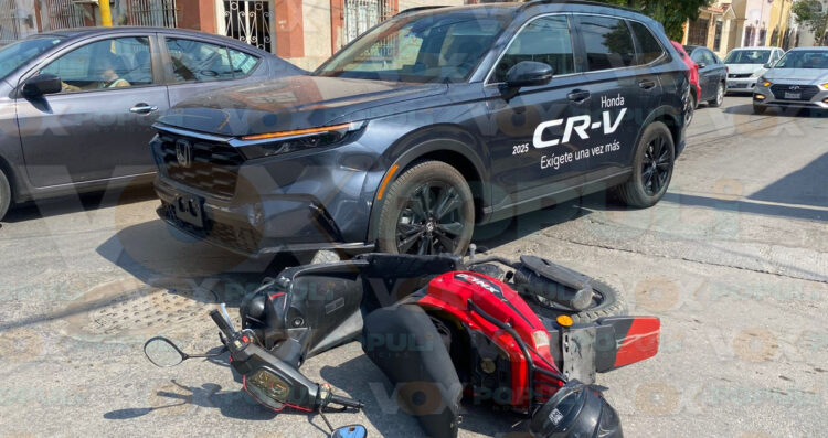 Motociclista choca contra camioneta al ignorar semáforo en Ciudad Victoria