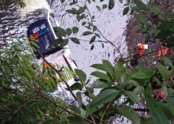 Mueren dos policías de Veracruz tras caída de patrulla a barranco en Coatepec