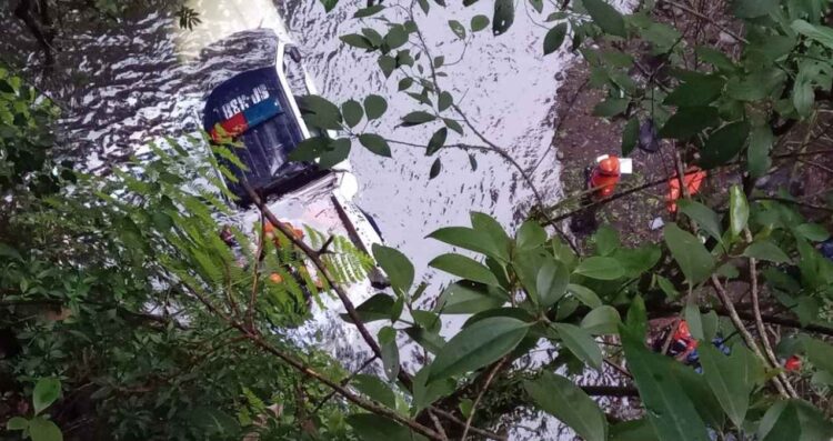 Mueren dos policías de Veracruz tras caída de patrulla a barranco en Coatepec
