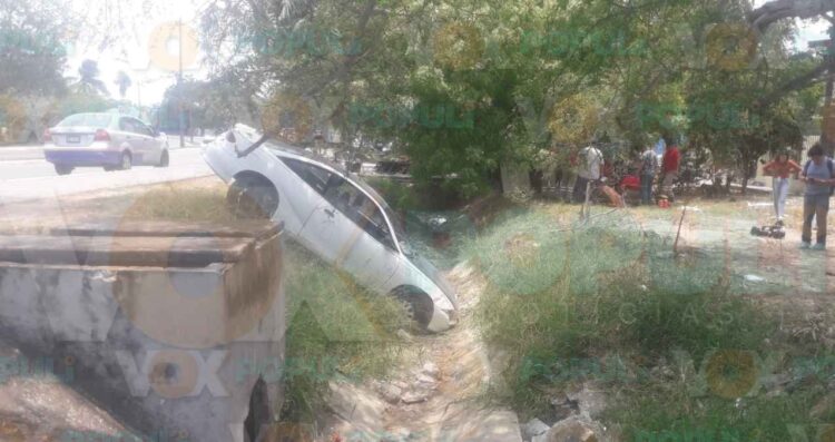 Mujer cae con su auto a un canal y queda lesionada en Tampico, Tamaulipas