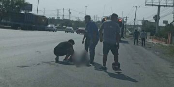 Mujer en moto derrapa y termina herida en Reynosa, Tamaulipas