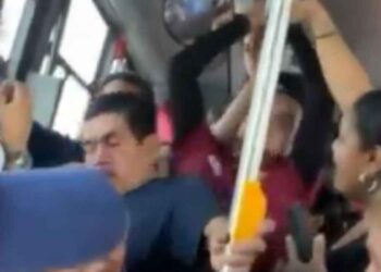 Mujer enfrenta a presunto acosador en camión de Monterrey, Nuevo León y video se vuelve viral