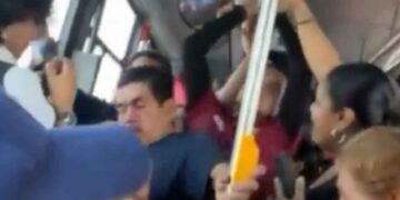 Mujer enfrenta a presunto acosador en camión de Monterrey, Nuevo León y video se vuelve viral