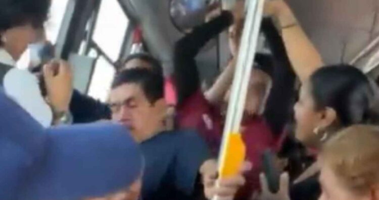 Mujer enfrenta a presunto acosador en camión de Monterrey, Nuevo León y video se vuelve viral