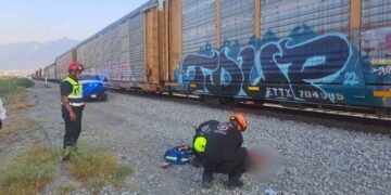 mujer tren Santa Catarina