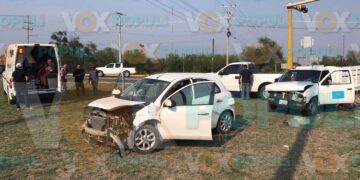 Mujer ignora semáforo y provoca fuerte choque en acceso a Ciudad Victoria, Tamaulipas