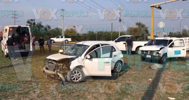 Mujer ignora semáforo y provoca fuerte choque en acceso a Ciudad Victoria, Tamaulipas