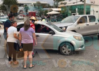 Mujer ignora señal de alto y sufre aparatoso accidente en Ciudad Victoria, Tamaulipas