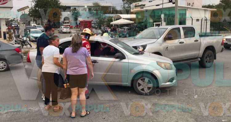 Mujer ignora señal de alto y sufre aparatoso accidente en Ciudad Victoria, Tamaulipas