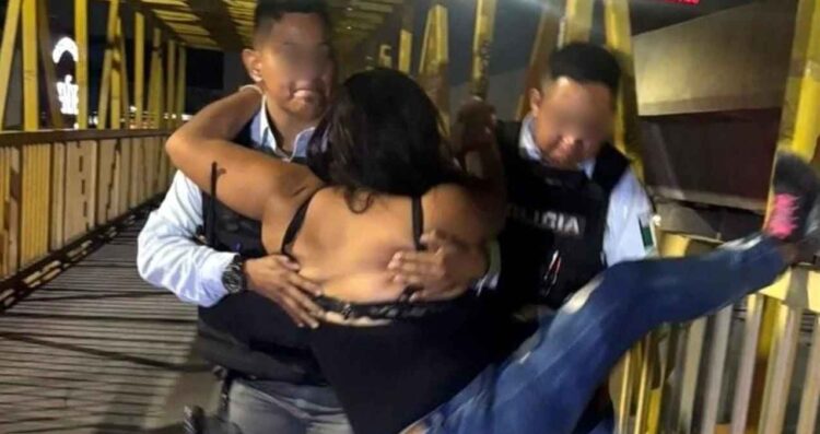 Mujer intenta lanzarse desde un puente peatonal y es rescatada en la Colonia Industrial de Monterrey
