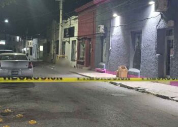 Mujer muere y joven herido tras chocar con su motociclista contra un poste en Montemorelos, NL