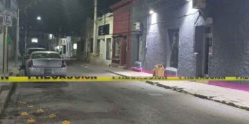 Mujer muere y joven herido tras chocar con su motociclista contra un poste en Montemorelos, NL