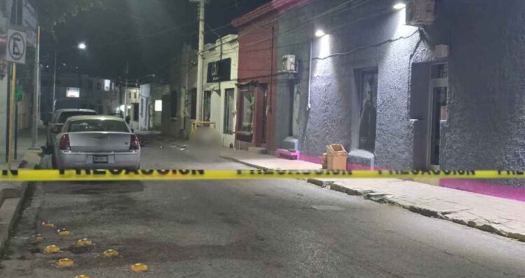 Mujer muere y joven herido tras chocar con su motociclista contra un poste en Montemorelos, NL