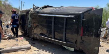 Mujer queda herida tras caer con su camioneta desde un puente en Nuevo Laredo