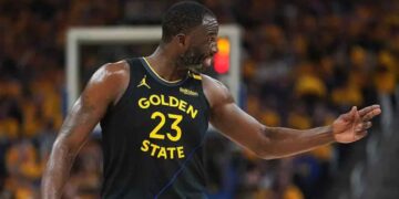 Multan a Draymond Green con 50 mil dólares por insultos contra los árbitros en playoffs