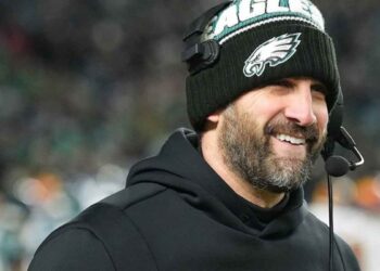 Nick Sirianni extiende contrato como entrenador de los Eagles