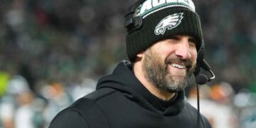 Nick Sirianni extiende contrato como entrenador de los Eagles
