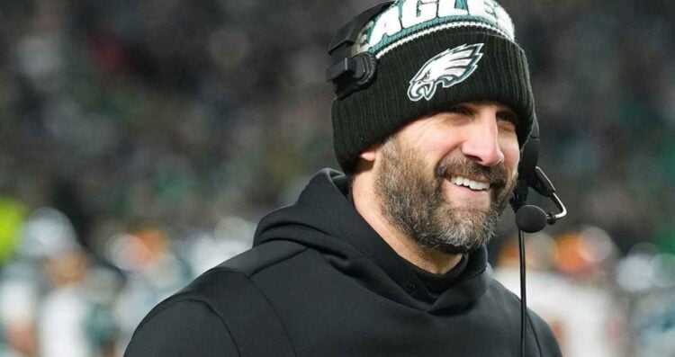 Nick Sirianni extiende contrato como entrenador de los Eagles